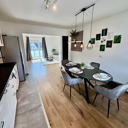 Apartmán Fewo-palmtrees 4 - Grosse Moderne 2 Zimmerwohnung Mit Sued-west Balkon In Gladbeck-mitte Naehe Movie Park Und Arena Aufschalke *